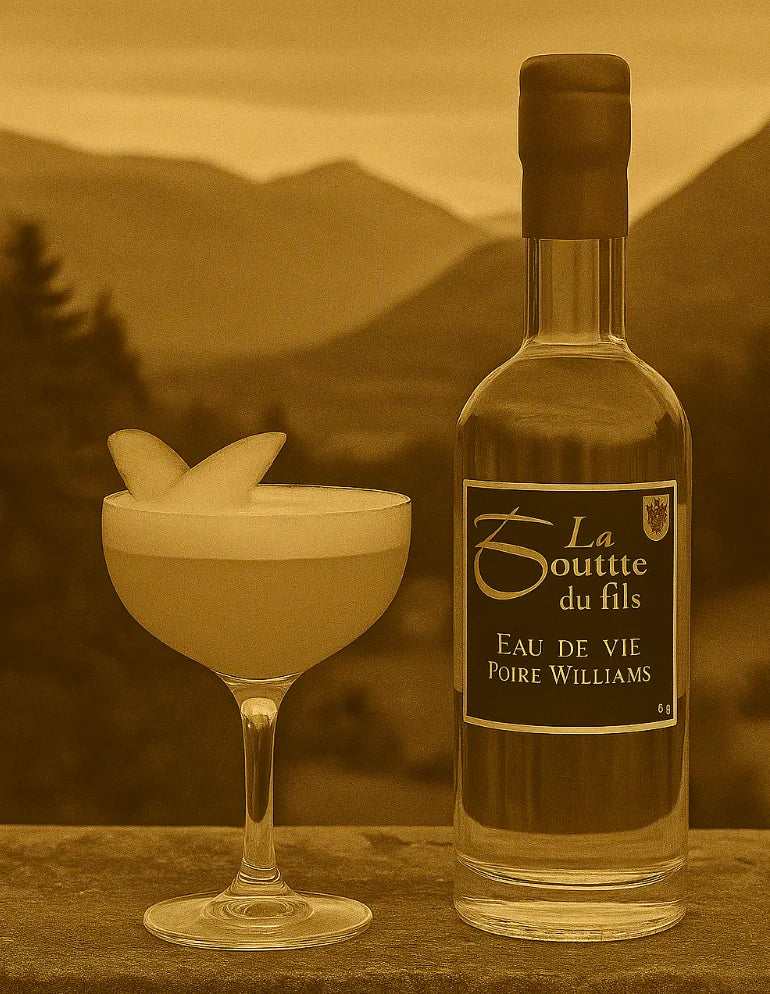 Bouteille d’eau-de-vie artisanale “La Goutte du Fils” posée au cœur d’un champ de poiriers, avec une vue panoramique sur la campagne française