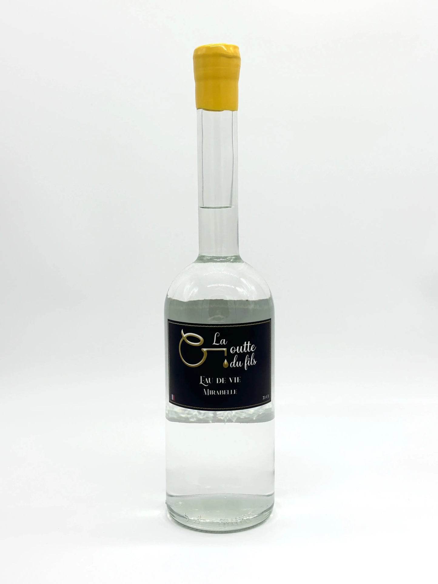 Bouteille d’eau-de-vie de mirabelle La Goutte du Fils, bouchon jaune, sur fond blanc, 70cl