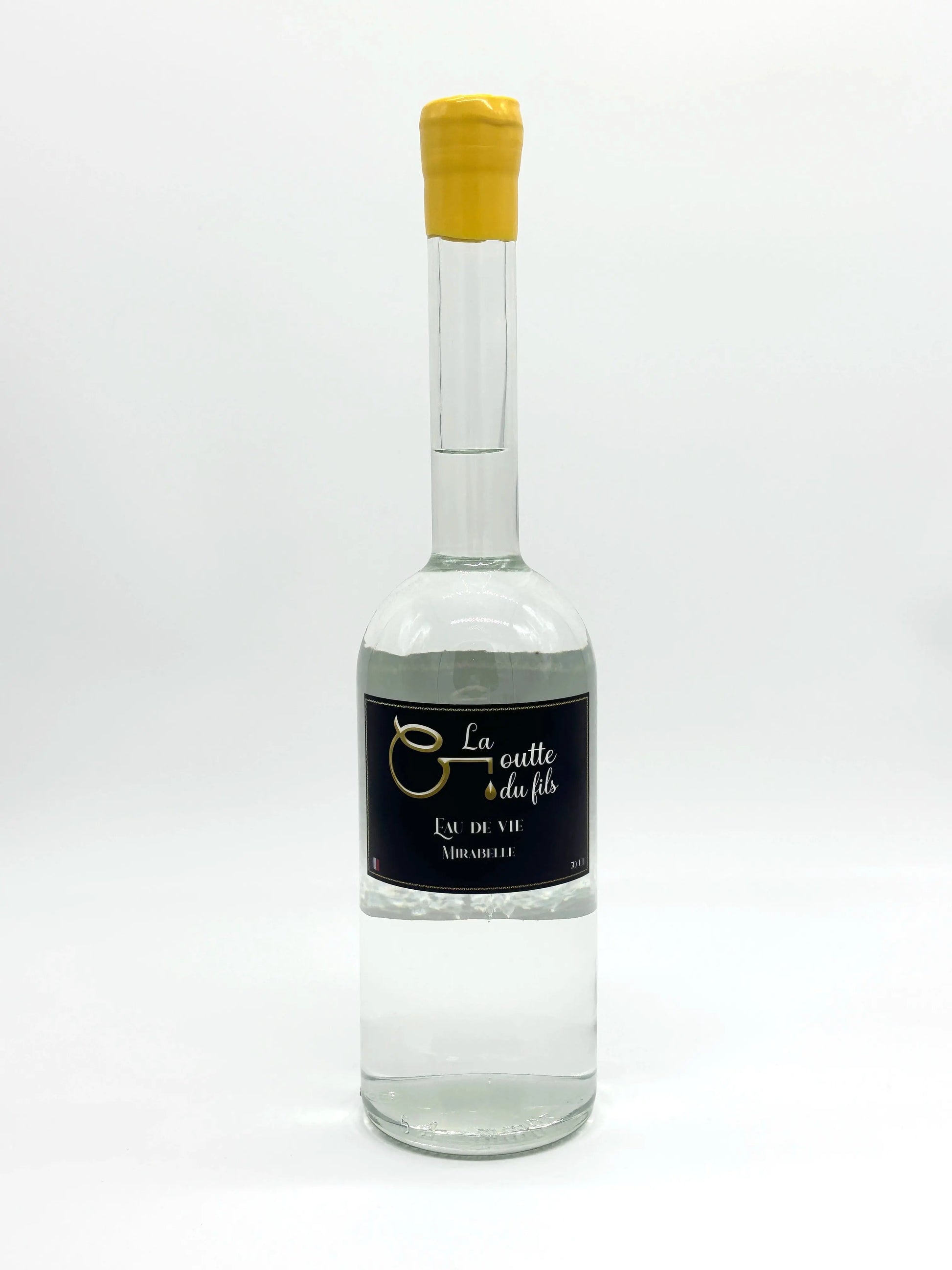 Bouteille d’eau-de-vie de mirabelle La Goutte du Fils, bouchon jaune, sur fond blanc, 70cl

