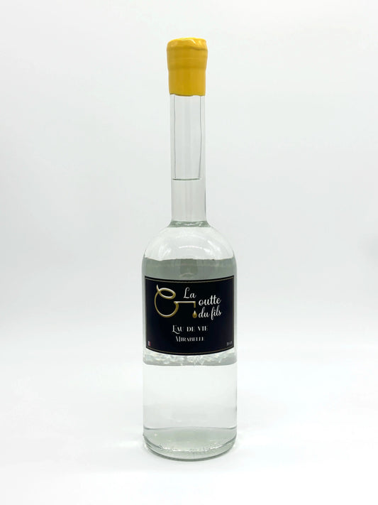 Bouteille d’eau-de-vie de mirabelle La Goutte du Fils, bouchon jaune, sur fond blanc, 70cl

