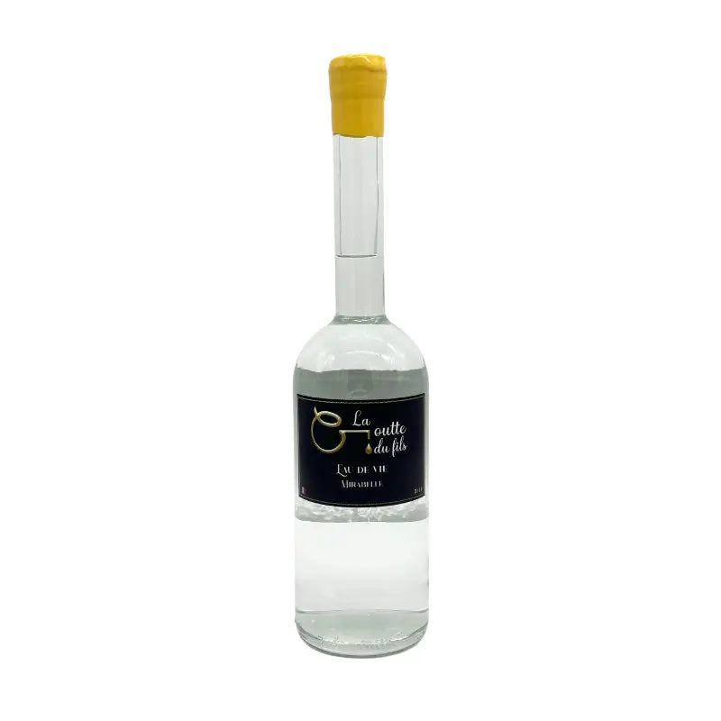Bouteille d’eau-de-vie de mirabelle La Goutte du Fils, bouchon jaune, sur fond blanc, 70cl