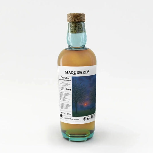 Bouteille de calvados Maquisards, édition limitée 2014 en collaboration avec Christian Drouin, 48% vol, étiquette illustrée d’un paysage normand au coucher du soleil.
