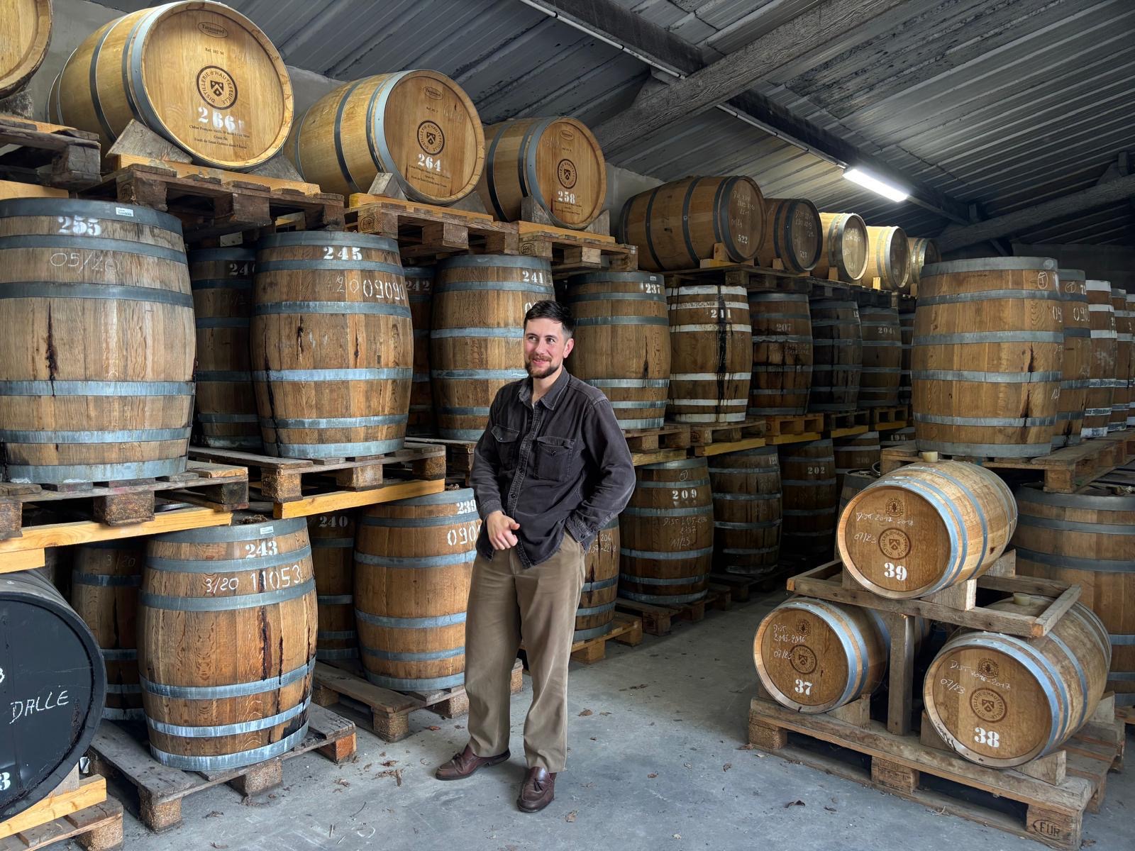 Yoann Collot dans le chai du domaine Hautefeuille en Picardie